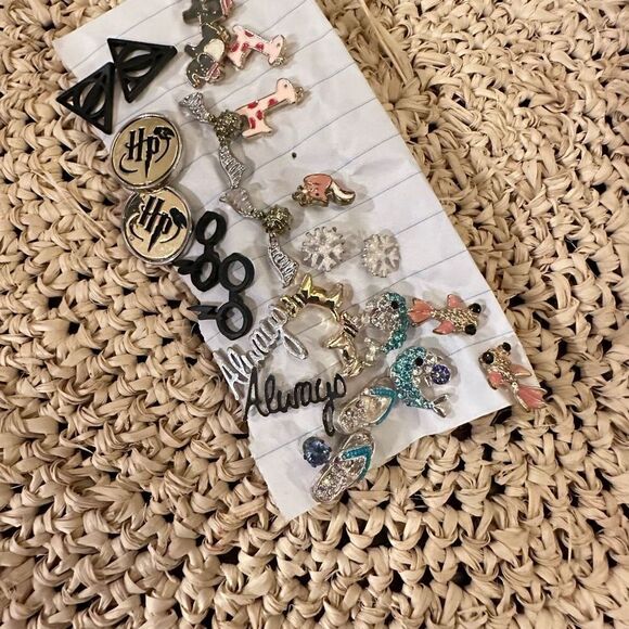 TM & WBEI Lot of Harry Potter Gryffindor Necklace, Bangles and earrings - Picture 10 of 10